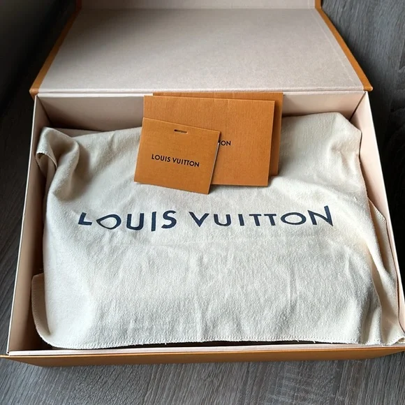 Louis Vuitton Authentic Limited Hina PM in Mahina Crème Shoulder Bag SOLD OUT - Picture 4 of 16